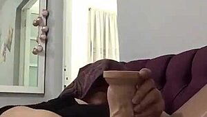 mature babe fingers herself to ecstasy