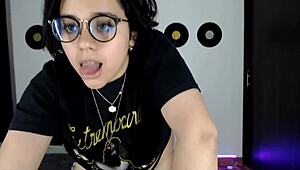 i-i can't stop watchin this hot latina tease an dance... sooo cute