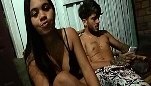 मूवी देखते हुए जवान 18+ स्टड को कच्चा चोदा सहन न हुआ 😩🍆💦