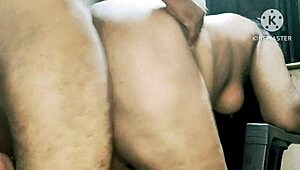 हार्नी देसी मॉम पड़ोसी लड़कों के बड़े लंड रफली कैसे लेती?