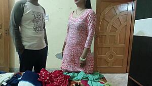 हॉट सौतेली माँ को गर्लफ्रेंड रोलप्ले में बॉयफ्रेंड ने बड़ी गांड में जोरदार चुदाई दी!