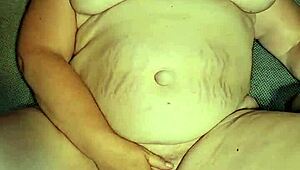 i'm dying to lick her milf pussy and taste that juice!