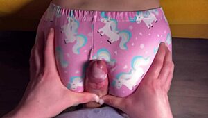 सौतेली बहन डॉर्म में रसीली गांड मलवाती लेकिन चूत में घुसना मत चेतावनी गीली चूत तड़का