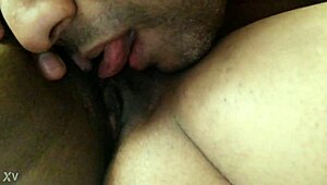 देसी गर्लफ्रेंड होटल में दोस्त चूत चाटने से जोरदार सिसकारी