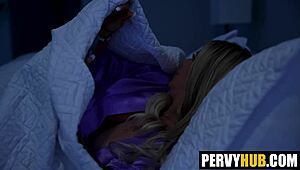 छोटी कद वाली 18+ मिल्फ लॉली डेम्स सौतेले पापा सोते पास पीओवी मुंह चुदाई