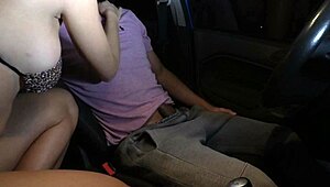 la chica de la playa me quitó el condón y me cabalgó en el auto hasta correrme adentro