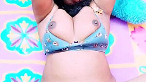 सिल्क आंटी तेरी गंदी तेलुगु बातों से आग लगाकर चोदती है