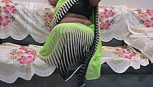 यो ये सेक्सी इंडियन भाभी अपनी बड़ी नेचुरल चूचियां और गांड दिखा रही है