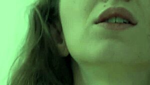 बड़े चुचे वाली कुंवारी चेक जवान लड़की पहली लेस्बियन चूत चाटने लगी