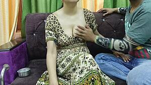 शर्मीली भारतीय भाभी चीखती जब लैंडलॉर्ड बॉयफ्रेंड स्टाइल में गीली चूत गहराई तक चोदता