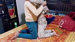 देसी लड़की हिंदी पैशन में सवारी चढ़कर कराह रही