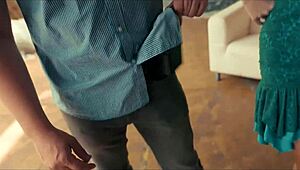 डैडी4के पतली ब्रूनेट जवान 18+ पुराने डैडी को सोफे पर रिवर्स काउगर्ल में चोदी चीटिंग सीन