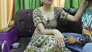 शर्मीली भारतीय भाभी चीखती जब लैंडलॉर्ड बॉयफ्रेंड स्टाइल में गीली चूत गहराई तक चोदता