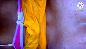 बड़ी गांड वाली देसी भाभी ने ब्रा पेटीकोट में लंड पर जोरदार सवारी की!