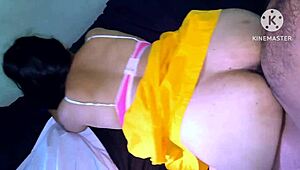 बड़ी गांड वाली देसी भाभी ने ब्रा पेटीकोट में लंड पर जोरदार सवारी की!