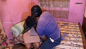 स्टेपमॉम चेंजिंग स्पाई करते पकड़ा गया अब वो जोरदार चोद रही