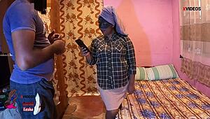 स्टेपमॉम चेंजिंग स्पाई करते पकड़ा गया अब वो जोरदार चोद रही