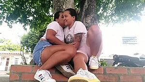 Nos vamos al parque y nos acariciamos las partes intimas hasta corrernos salvaje!