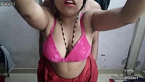 देसी भाभी साड़ी में लुभाती है आंटी हाउसवाइफ की हार्डकोर चुदाई के लिए