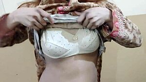 इंडियन सौतेली कजिन सालों बाद आई तो चूचियां और गांड पर रफ चुदाई की